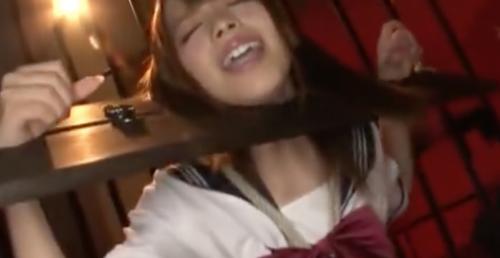 [桃乃木かな]首と手首に板をかまされ・・・パンツの中に電マを直接www