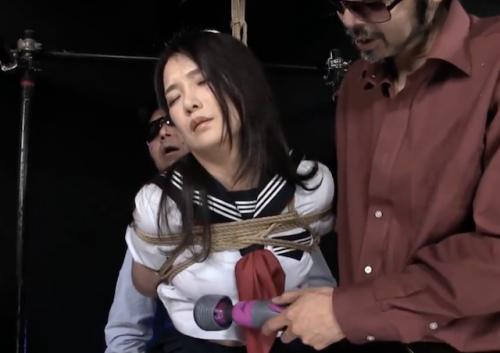 [京野美麗]セーラー服で縛られ拘束・・・上から下まで撫でるようにいじられるwww