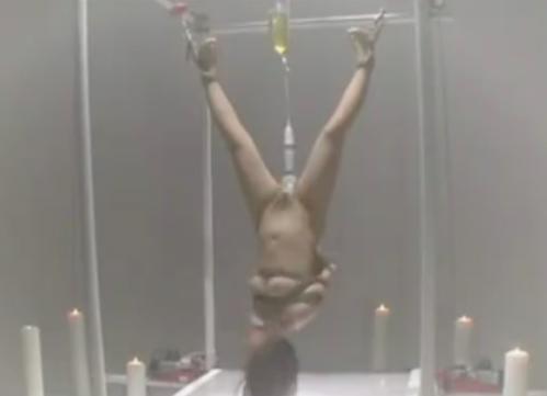 開脚逆さ吊りの変態M女が強制電マ拷問で何度もイカされる！