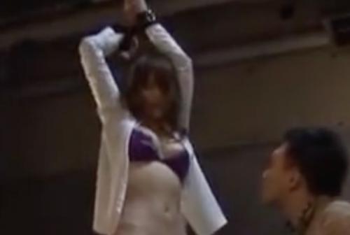 [吉沢明歩]紫の下着妖艶なカッコ・・・電マでおまん責◯められてアクメwww