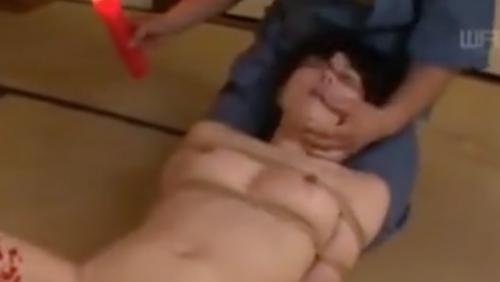 [永井みひな]変態紳士達の標的になったら最後・・・吊るし上げられロウソク垂らされ災難www