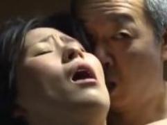 【ヘンリー塚本】愛する妻の乱れ狂う姿。他人棒を根元まで咥えるイラマチオ。それを覗く亭主は大興奮
