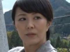 《円城ひとみ》「亭主いなくて寂しいの～どう？その辺で青姦してみる気ない？」熟女と中年男が朝から不倫ファックでハメまくり