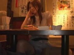 ＞酔っ払って誘惑してくるパンチラ女。大胆にも店内でチンポを欲しがりフェラって激イキ発情ファック