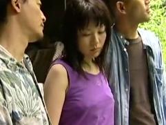＞男2人に無理やり犯される悲惨な女。マンコを貫かれての強制、青姦ファック