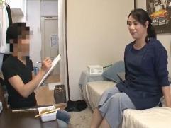 ＜家事代行＞スケッチモデルから服を脱がされハメられる50歳の年層家政婦。浮気、激イキ中出しファック「ぁぁあああ～」