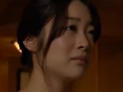 ＞返せない借金、不正に増える利息。恩人を救う為、我が身を犠牲にする巨乳妻。それを知りお金を差し出す男にも抱かれる女