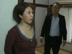 《ヘンリー塚本》熟女が昼間から不倫ファックで激逝き。それが息子にバレ、開き直りのフェラ抜きを実行、淫乱行為