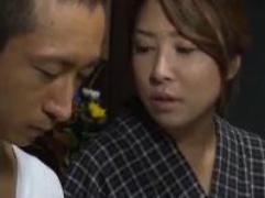 ＜五十嵐しのぶ＞「おまえ、こそこそセンズリこいてんな」「チンポでっかいな～気持ちええことしてやる」義母が息子のチンポをフェラ抜き口内射精、母子相姦
