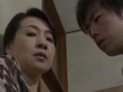《大沢萌》義理の息子に不倫を知られてしまった熟女義母。「俺、あんたとファックしたいんだよ」条件を飲んでの母子相姦、寝取られファック