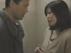 犯す為に誘った男。寝取られる為に部屋に訪れた巨乳の人妻。そして始まる淫らな行為、3P、不倫ファック