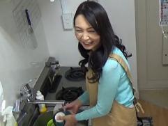 ＜家事代行＞50歳の家政婦さんですが感じてしまうとまだまだ女。マッサージから感じさせられハメられての中出しファック