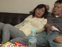 ＜人妻ナンパ＞勃起した露出チンポを触らされた52歳の奥さんがもうメロメロ状態。ベッドに導かれハメられての中出し絶頂イキ
