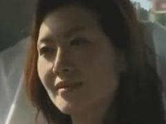 「夫以外の男にハメられたい」タクシーの運転手をナンパしてチンポを味わうエロ主婦。痴女的、発情ファック