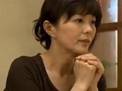 ＜円城ひとみ＞「おばさん、良かったら俺の使ってくれると嬉しいな」義息に無理やりチンポをねじ込まれる熟女母。そして始まる禁断関係