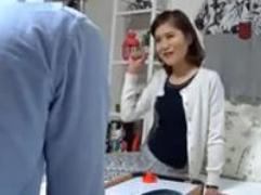 〖熟女ナンパ〗ゲームで敗北してハメられる五十路の奥様。全裸になると凄いんです、貧乳です。激イキ中出しファック