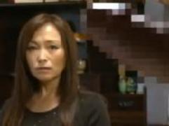 《ヘンリー塚本》見せ付けるように露出した老人の勃起チンポに発情する熟女。乱れまくりの激逝き、発情ファック「ア～イク、ア～イク、ア～イク～」