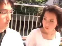 ＞主婦が突然夫に言われたハメ撮り、しかも相手は初対面の男。断ると離婚だと脅迫され始める、寝取られ激イキ中出しファック