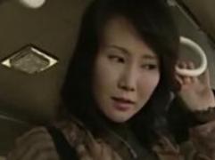《赤坂ルナ》バス内での痴漢行為に欲情してしまう熟女妻。そのまま無言でホテルへ直行。不倫ファックで激逝き