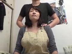 家事代行。肩もみマッサージから抱きしめられ胸タッチを許す48歳の家政婦さん。喘ぎが漏れ出しフェラって挿入、絶頂イキ