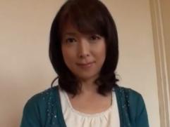 ＞この美貌にして奇跡の50歳妻。イケメン相手に恥じらいながらのAV撮影。熟したマンコが若いチンポで絶頂イキ