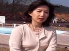 ＞色っぽい雰囲気で四十路前の奥さん。野外でフェラ抜きしてから始まる恥ずかしがりながらのAV出演
