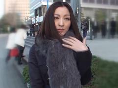 ＞結婚歴4年で専業主婦のとても綺麗な奥さん。旦那から求めてこない事が不満でAV出演、そして始まる淫らな性交