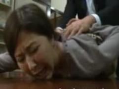 【五十嵐しのぶ】暴走した義理の息子に力尽くでマラをねじ込まれ犯されてしまう熟女義母。そして味わう脳天を貫く快感、もう夢中