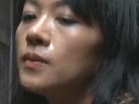【永井智美】熟女が公衆便所でチ〇ポをフェラ抜き口内射精。全裸で縛られ捨てられている女。それを見つけた中年男が発情、犯しまくりのハメまくり
