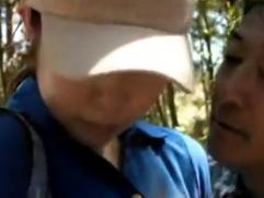 ＞ベビーカーを押す男性に迫られキス堕ちしてしまうレス妻。戸惑いながらもその場で挿入されての激イキ青姦ファック