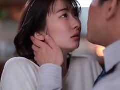 酔っ払って旦那が連れてきた男性は昔の同級生。キスをされ揺れ動く感情。拒みながらも許してしまった身体。激イキ不倫ファック