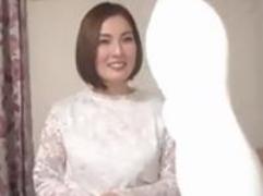普段はバイブを使ってオナニーをしている奥様が今宵はチンポ。ハメられて善がり狂っての激イキ中出しファック