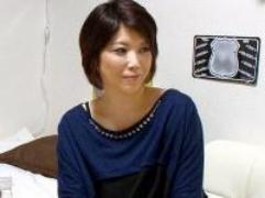 〖熟女ナンパ〗巨乳で四十時前の綺麗な奥さんが口説かれハメられちゃいます。しかもゴムなしチ〇ポでの激イキ中出しファック