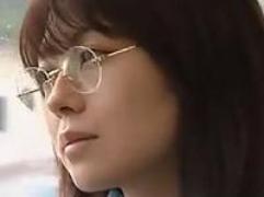 バス内で痴漢を期待し興奮しているハレンチな女教師。予定通りに伸びてくる怪しい手。そのままホテルへ淫乱セックス