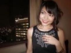＞とても綺麗な主婦が高層ホテルでエッチに淫行「夜だと外から丸見え」全裸で激イキ発情ファック