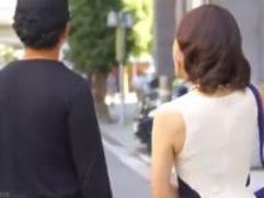 ＜熟女ナンパ＞50歳くらいの奥様が若い男に口説かれその日のうちに身体を許し寝取られます。激イキ中出しセックス