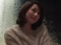 ＞とても綺麗な30歳くらいの奥さん。しかもパイパン、美乳で巨乳。今宵は高層ホテルでフェラって始める生ハメファック