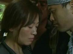 ＞「ファックさせるから殺さないでください」命乞いから犯され中出しされる女。付き合っている男も痴女に犯される