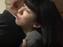 ＞旦那が出張中の自宅に不倫相手を招き入れ善がり狂う不貞妻。脳天を貫く快感に絶頂イキ、そして旦那が帰宅