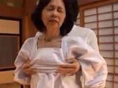 還暦前の熟女に裸エプロンを土下座でお願いしてからの淫乱ファック。高齢とは思えない艶めかしい喘ぎ声、中出しファック