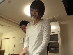 ＞夫が仕掛けた隠しカメラに映し出された人妻の淫らな姿。ノーブラ乳首ポチ姿での料理から善がり狂っての激イキ淫乱ファック