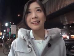 ＜素人ナンパ＞とても綺麗な看護師さんが下着チェックから露わになるツルツルマンコ。初対面チンポでハメられ中出し絶頂イキ