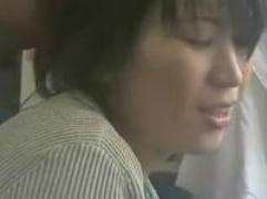 熟女と再婚した夫が昼間から淫語を口走り悶える夫婦の営み。そしてその後には連れ子の娘にも手を出す親子丼