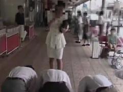 ＜熟女ナンパ＞土下座に弱かった奥さん。乳首とマンコを露わに初対面チンポでハメられまくってザーメン顔射