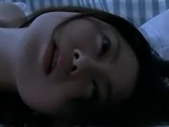 ＞アパートに住む変態女の変態な毎日。隣人のセンズリ男にパンティーを盗ませ下の住人の性交を覗きオナニー
