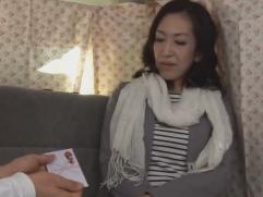 熟女ナンパ。結婚歴18年の奥様ですが謝礼に釣られハメられます。乳首を刺激され感じてチンポを咥え挿入、中出しファック