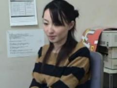 ＞万引で捕まり拒む事が許されない奥さん。言われるがまま乳首とマンコを露わに身体を捧げる寝取られレイプ