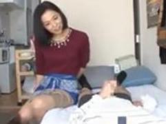 〖おばさんレンタル〗突然始めだした若い男のセンズリに興奮しちゃう家事代行の奥さん。そして寝取られてハメられ膣内射精