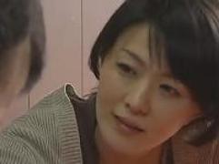 飢えた肉体。大家の未亡人「今月、家賃いらないわ、その代わりこの肉棒が何回も欲しいわ」下宿人の若いマラでの発情ファック