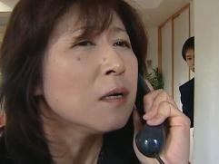 ＞双眼鏡で息子に覗かれていた母親の情事。その次には淫語を口走りながらのテレフォンファック。もう誤魔化しきれない